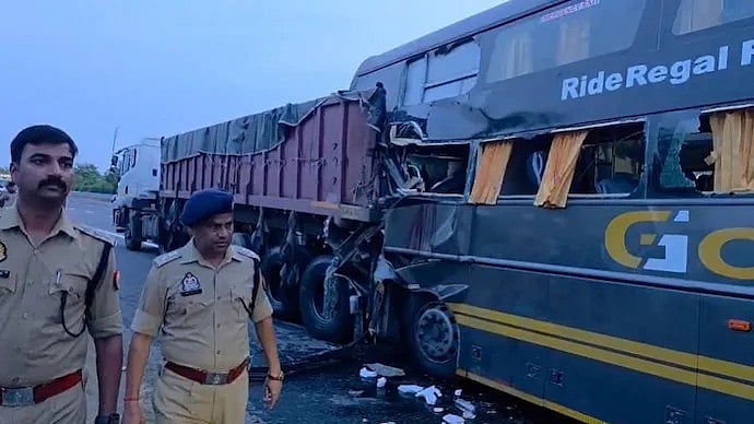 Bus Collides with Container Truck on Yamuna Expressway, Four killed - null