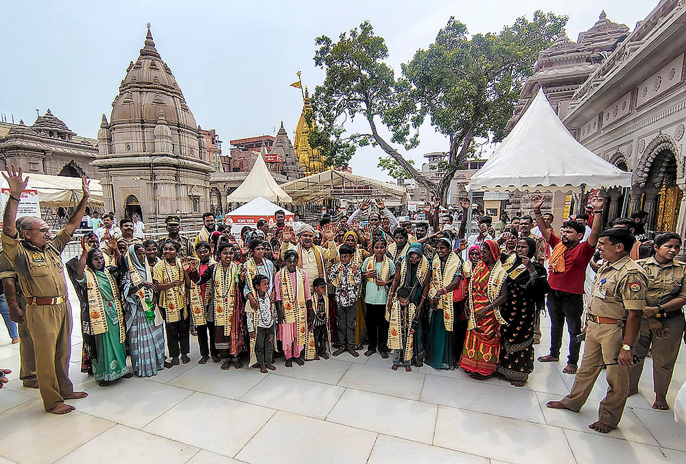 Pandi village residents visit Kashi Vishwanath Temple