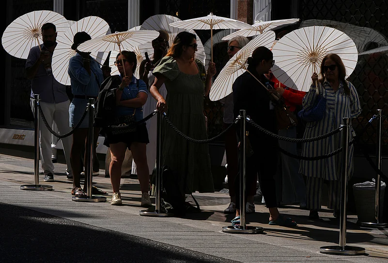 Early Heat Wave in Europe best photo highlights-London summer heat