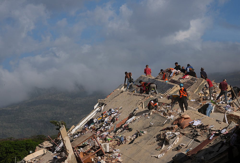 Rescue workers search through the rubble of a building that collapsed when earthquakes struck Catia La Mar, Venezuela. - | Photo: AP/Matias Delacroix