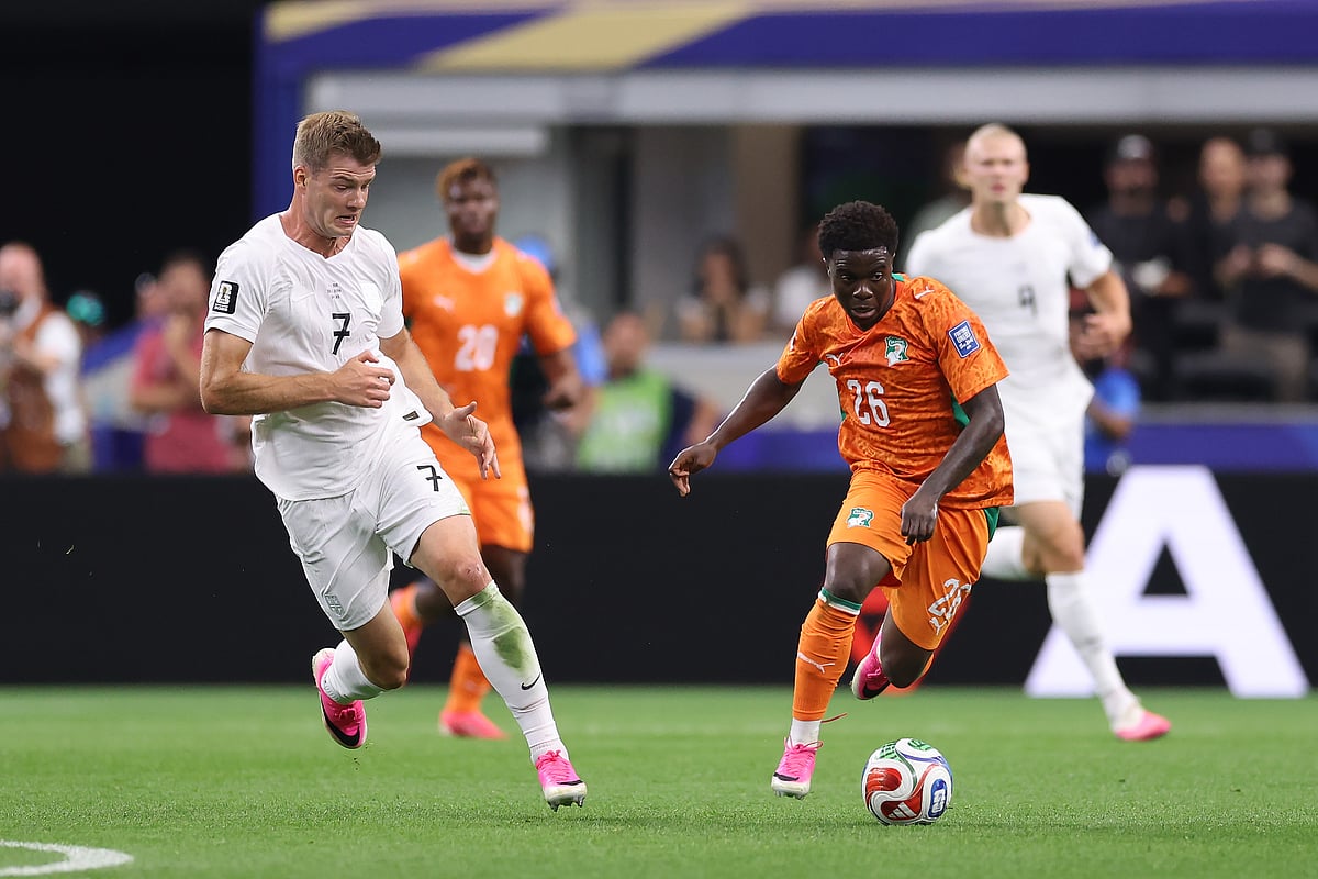 Norway's Alexander Soerloth (7) and Ivory Coast's Christ Inao Oulai (26) battle during the World Cup round of 32 soccer match - AP/Sam Hodde