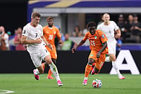 AP/Sam Hodde : Norway's Alexander Soerloth (7) and Ivory Coast's Christ Inao Oulai (26) battle during the World Cup round of 32 soccer match