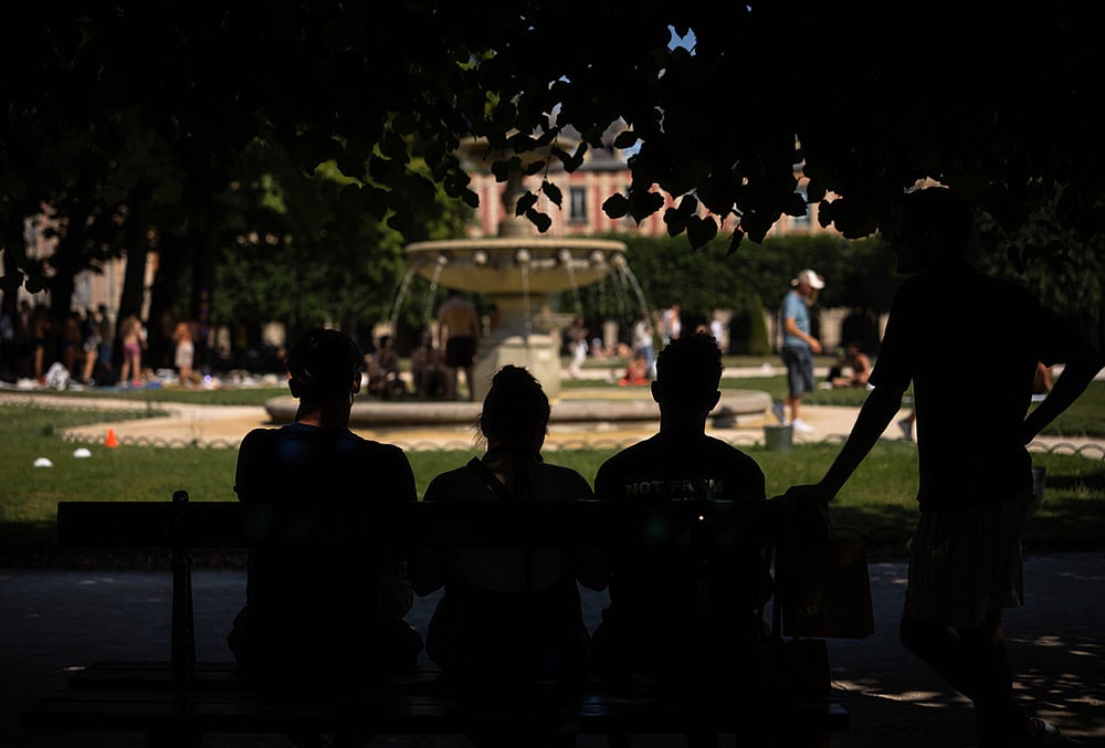 Early Heat Wave in Europe best photo highlights-paris hot weather