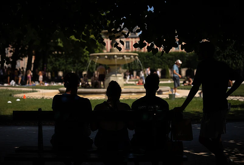 Early Heat Wave in Europe best photo highlights-paris hot weather