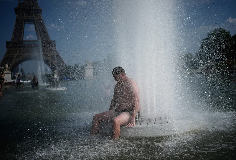 Early Heat Wave in Europe best photo highlights-Heatwave near Eiffel Tower, paris