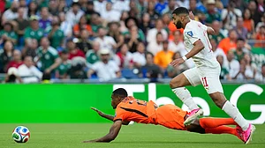 (AP Photo/Dolores Ochoa) : Netherlands Denzel Dumfries (22) is tripped by Moroccos Ismael Saibari (11) during the World Cup round of 32 soccer match between the Netherlands and Morocco in Guadalupe, near Monterrey, Mexico, Monday, June 29, 2026.