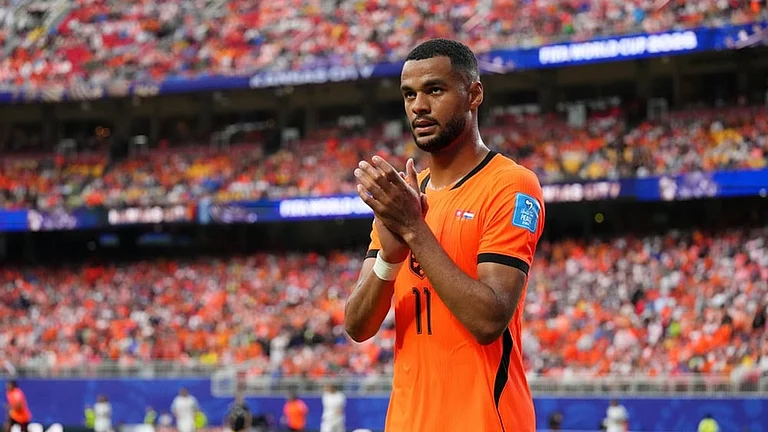 Netherlands' Cody Gakpo applauds the fans as he leaves the pitch after being substituted during the World Cup Group F soccer match between Tunisia and the Netherlands in Kansas City, Missouri. - | Photo: AP/Ed Zurga