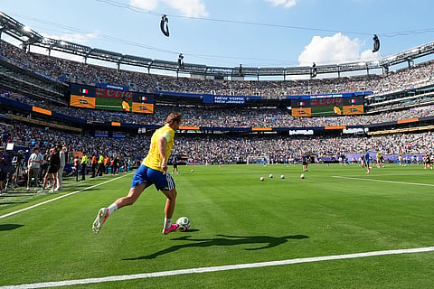 Sweden's Benjamin Nygren (10) warms up during the World Cup round of 32 soccer match 