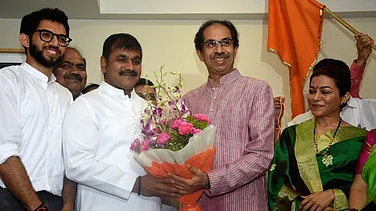 Blow to Uddhav as Sena (UBT) Leader Files Nomination from Mahayuti for Council Dy Chairman Post