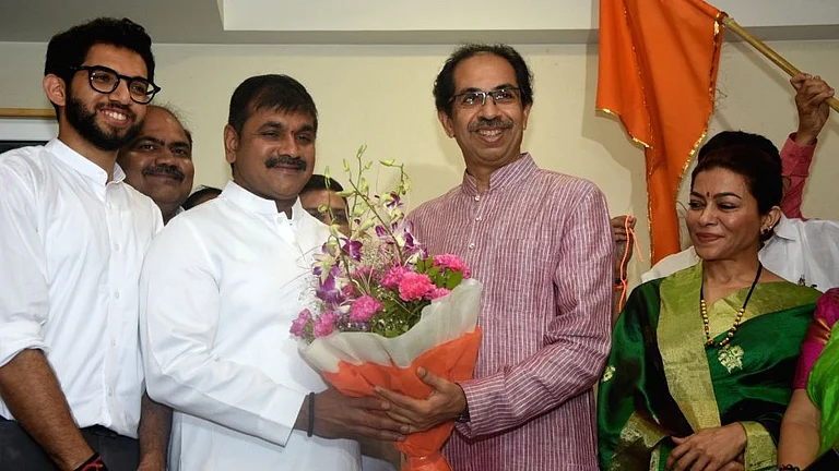 Blow to Uddhav as Sena (UBT) Leader Files Nomination from Mahayuti for Council Dy Chairman Post - null