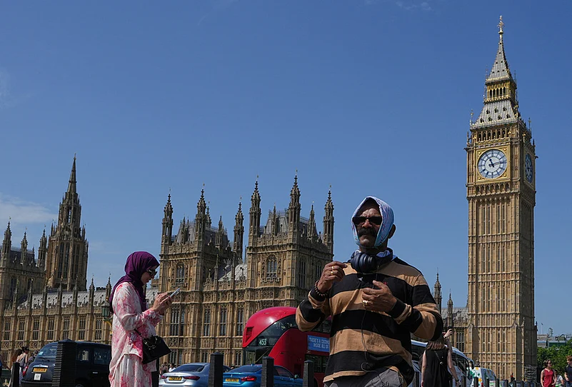 Early Heat Wave in Europe best photo highlights-England hot weather