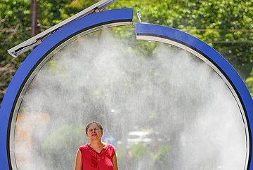 | Photo: AP/Vadim Ghirda : A woman cools off in a water mist machine installed by city administration to assist people in coping with the heat on a torrid day, as the National Weather forecaster issued an extreme heat code red warning for most parts of the country, in Bucharest, Romania, Monday, June 29, 2026.