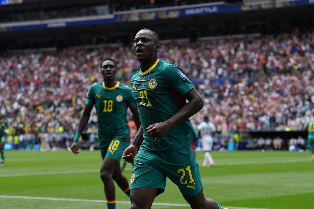 Senegals Habib Diarra (21) celebrates scoring their first goal during the World Cup round of 32 soccer match between Belgium and Senegal in Seattle