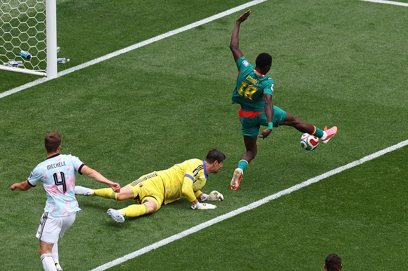 Senegals Ismaila Sarr, right, makes an attempt to score against Belgium during the World Cup round of 32 soccer match in Seattle