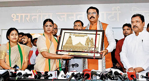 Switching Sides: Former RJD Mahila Morcha president Ritu Jaiswal with BJP’s Sanjay Sarogi 