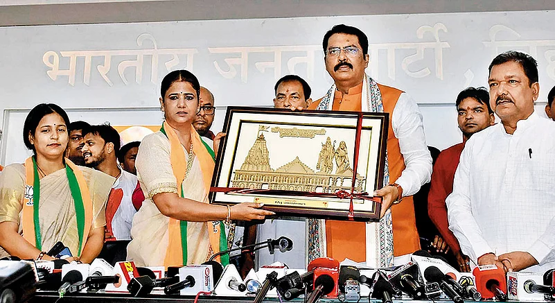 Former RJD Mahila Morcha president Ritu Jaiswal with BJP’s Sanjay Sarogi