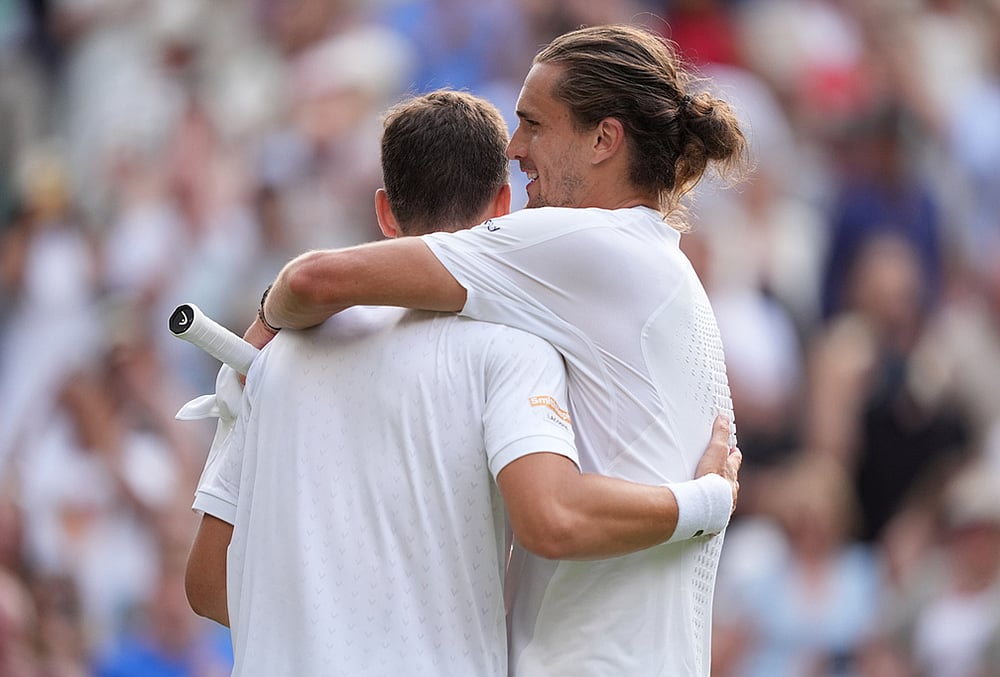 Winner Alexander Zverev of Germany, right, hugs Alexander Blockx of Belgium after their first round men's singles match, at the Wimbledon Tennis Championships in London, Tuesday, June 30, 2026.  - | Photo: AP/Maja Smiejkowska