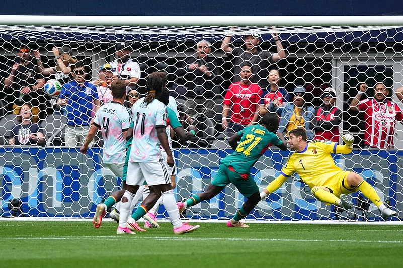 Senegals Habib Diarra (21) scores their first goal against Belgium goalkeeper Thibaut Courtois (1) during the World Cup round of 32 soccer match between Belgium and Senegal