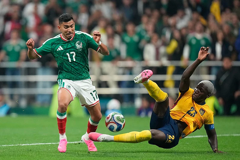 Mexico vs Ecuador FIFA World Cup 2026 Rd 32 Moises Caicedo and Orbelin Pineda AP Photo