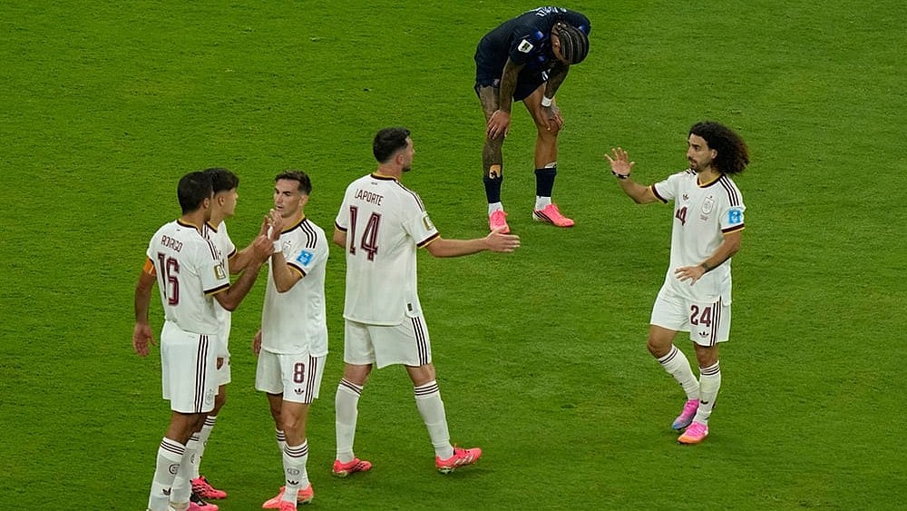 Spain players celebrate after winning the World Cup Group H soccer match between Uruguay and Spain in Zapopan, near Guadalajara, Mexico. - | Photo: AP/Fernando Llano