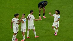 Spain players celebrate after winning the World Cup Group H soccer match between Uruguay and Spain in Zapopan, near Guadalajara, Mexico. - | Photo: AP/Fernando Llano