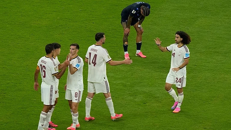 Spain players celebrate after winning the World Cup Group H soccer match between Uruguay and Spain in Zapopan, near Guadalajara, Mexico. - | Photo: AP/Fernando Llano