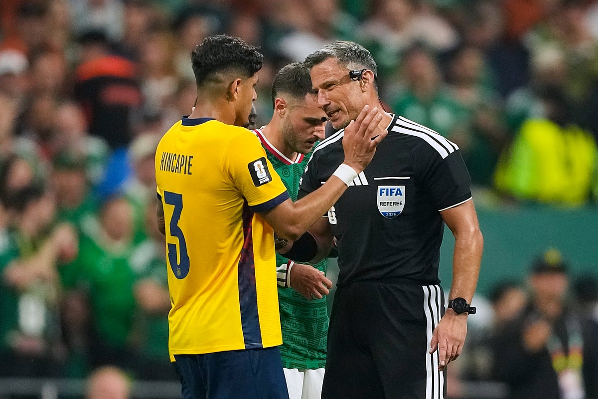 Mexico vs Ecuador FIFA World Cup 2026 Rd 32 Slavko Vincic and Piero Hincapie  AP Photo