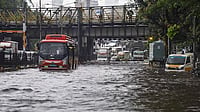 Heavy Showers Flood Parts of Mumbai, Slow Road Traffic and Trains Heavy Showers Flood Parts of Mumbai, Slow Road Traffic and Trains