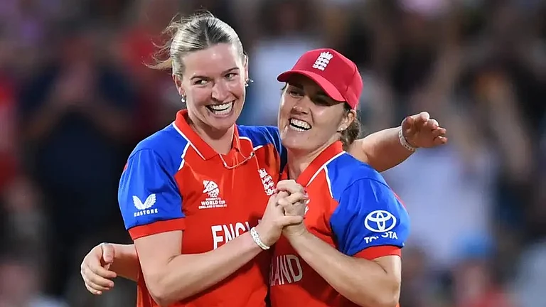 Lauren Bell and Nat Sciver-Brunt celebrate Sune Luus' wicket, England Vs South Africa, ICC Women's T20 World Cup 2026, The Oval, July 02, 2026 - AP