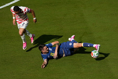 Bosnia's Stjepan Radeljic (21) kicks the ball against United States' Sergino Dest (2) during the World Cup round of 32 soccer match between the United States and Bosnia in Santa Clara, Calif., near San Francisco, Wednesday, July 1, 2026