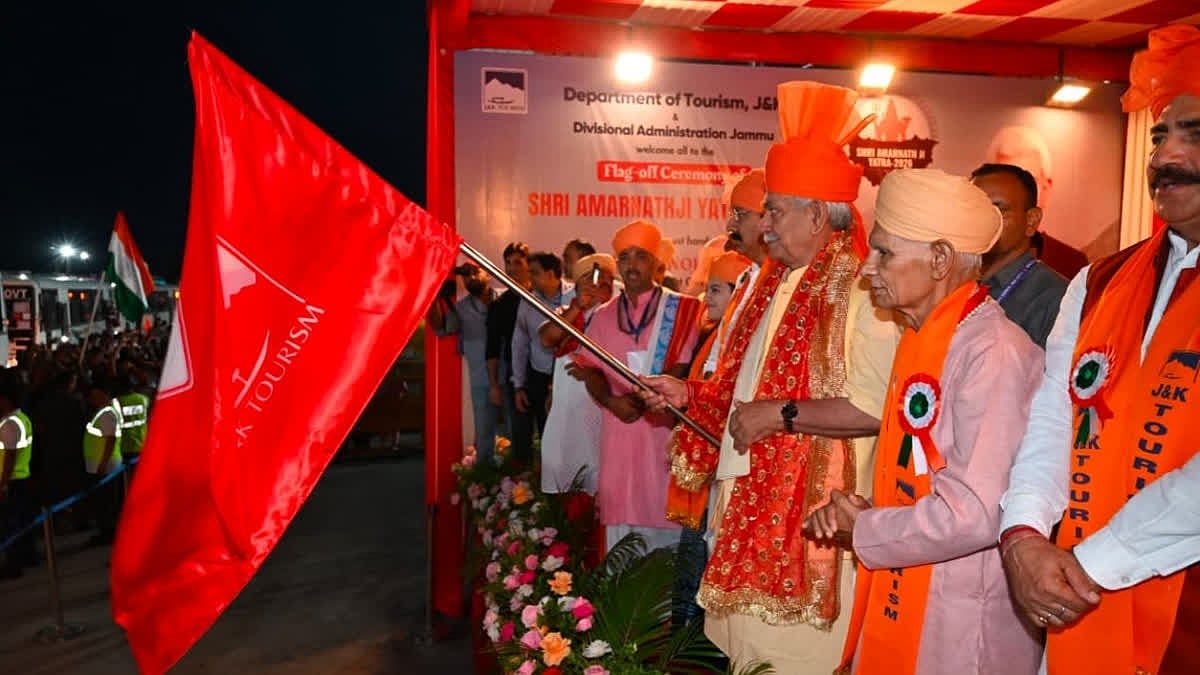 Amarnath Yatra: LG Flags Off First Batch of Pilgrims from Jammu Amid Tight Security - null