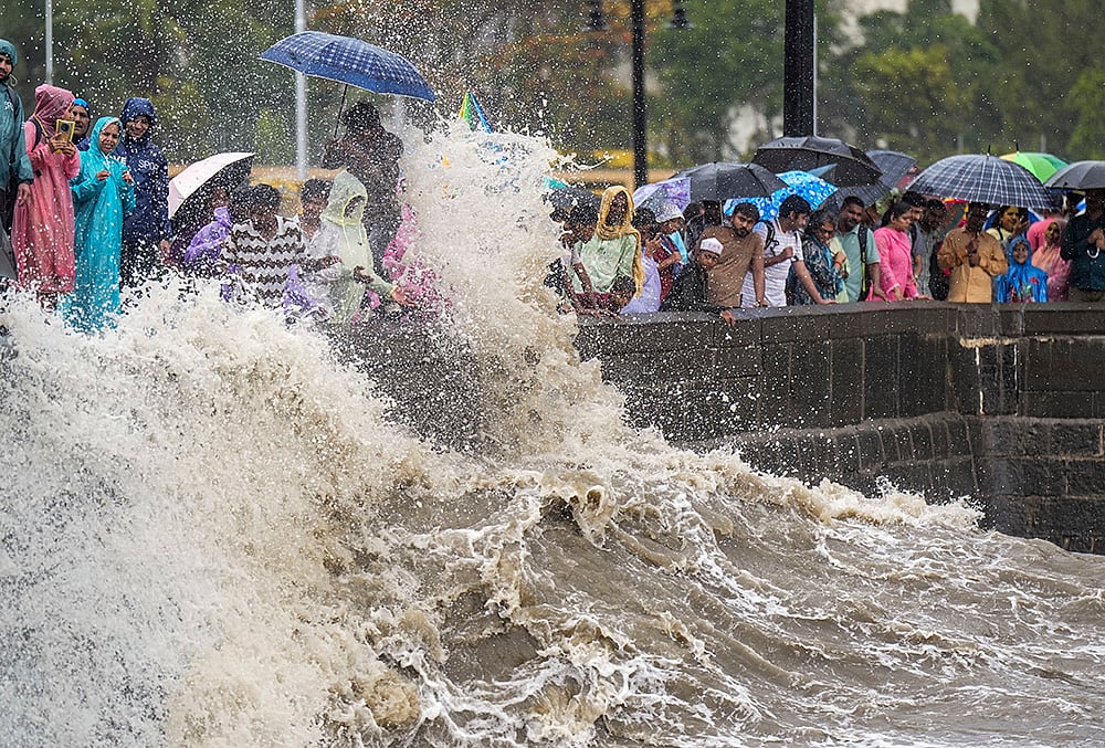 High tide lashes Mumbai coast