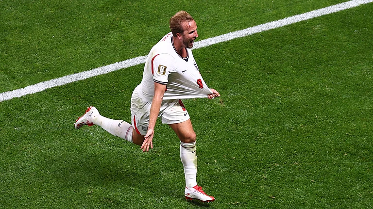 England's Harry Kane (9) celebrates after scrong the second goal during the World Cup round of 32 soccer match between England and Congo in Atlanta, Wednesday, July 1, 2026 - (AP Photo/Colin Hubbard)
