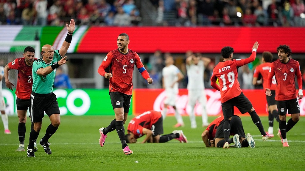 Egypt's Ramy Rabia (5) and teammates react at the end of the World Cup Group G soccer match between Egypt and Iran in Seattle - Lindsey Wasson/AP Photo