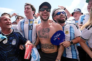 Marta Lavandier/AP Photo : Fans cheer before the World Cup round of 32 soccer match between Argentina and Cape Verde in Miami Gardens