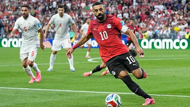 Egypt's Mohamed Salah (10) runs ahead with the ball during the World Cup Group G soccer match between Egypt and Iran in Seattle. - | Photo: AP/Lindsey Wasson