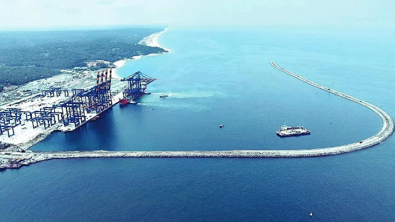 Kerala CM Pitches Port City Project as Key to Growth, Urges Builders to Seize Opportunities - null