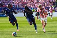AP/Martin Meissner : France's Dayot Upamecano (4) challenges for the ball with with Paraguay's Julio Enciso (19) during the World Cup round of 16 match