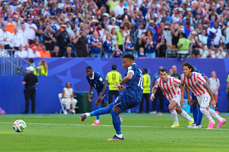Frances Kylian Mbappe (10) scores from a penalty kick the opening goal during the World Cup round of 16 soccer match between Paraguay and France in Philadelphia,