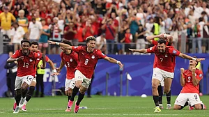 AP Photo/Sam Hodde : Egypts players celebrate after their teammate Hossam Abdelmaguid (4) score the winning penalty during World Cup round of 32 soccer match between Australia and Egypt in Arlington, Texas, near Dallas, Tuesday, Friday, July 3, 2026.