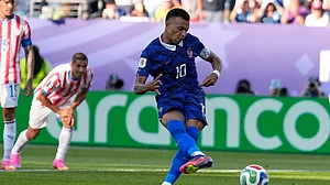Matt Slocum/AP Photo : France's Kylian Mbappe scores from the penalty spot the opening goal during the World Cup round of 16 soccer match between Paraguay and France in Philadelphia.