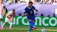 Matt Slocum/AP Photo : France's Kylian Mbappe scores from the penalty spot the opening goal during the World Cup round of 16 soccer match between Paraguay and France in Philadelphia.