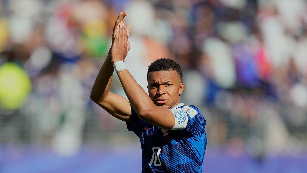 France's Kylian Mbappe applauds the fans at the end of the World Cup Group I soccer match between France and Senegal in East Rutherford.  - Yuki Iwamura/AP photo