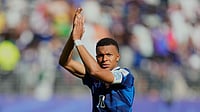 Yuki Iwamura/AP photo : France's Kylian Mbappe applauds the fans at the end of the World Cup Group I soccer match between France and Senegal in East Rutherford. 