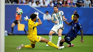 AP Photo/George Walker IV : Argentina's Lionel Messi (10) scores their first goal against Cape Verde goalkeeper Vozinha (1) during the World Cup round of 32 soccer match between Argentina and Cape Verde in Miami Gardens, Fla., Friday, July 3, 2026.