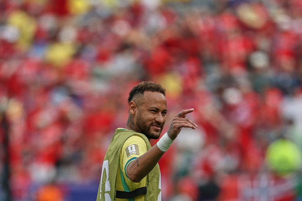Brazils Neymar (10) enters the pitch ahead of the second half time during the World Cup round of 16 soccer match between Brazil and Norway in East Rutherford, 