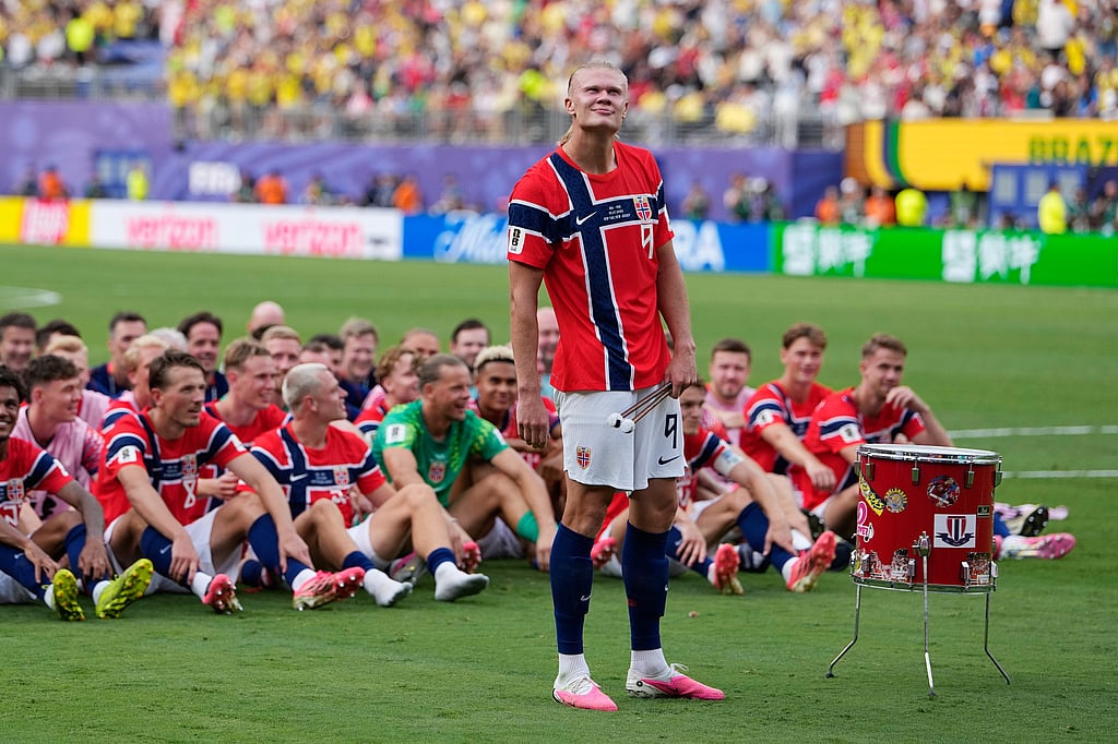 Norways Erling Haaland (9) leads the team as they participate in a viking boat row after the World Cup round of 16 soccer match between Brazil and Norway in East Rutherford