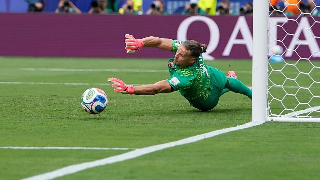 Norway goalkeeper Oerjan Nyland (1) saves a penalty kick during the World Cup round of 16 soccer match between Brazil and Norway in East Rutherford - Frank Franklin II/AP Photo