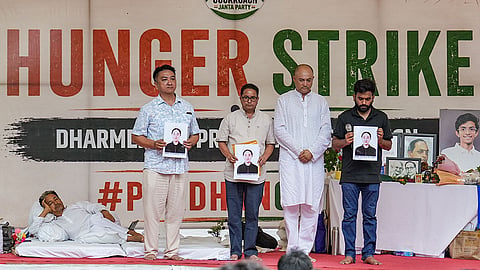 Cockroach Janata Party (CJP) founder Abhijeet Dipke with Ria's father, (second right) she was a 23-year-old NEET aspirant who allegedly died by suicide in Dehradun, during a hunger strike demanding action over alleged irregularities in examinations and seeking the resignation of Union Education Minister Dharmendra Pradhan, at Jantar Mantar in New Delhi.