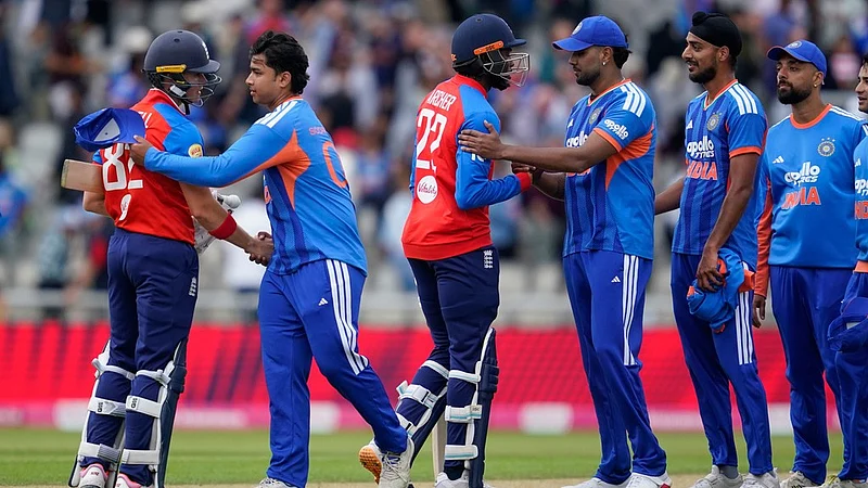 AP Photo/Dave Thompson : England's Jacob Bethell, left, and Jofra Archer, third left, shake hands with India's Vaibhav Sooryavanshi , second left, and Harshit Rana after winning the second T20 cricket match between England and India in Manchester, England on Saturday, July 4, 2026.
